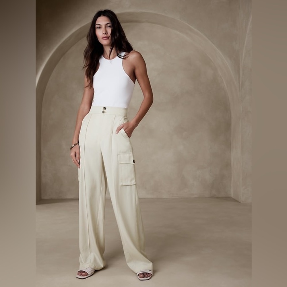 trousers with pockets, cargo style